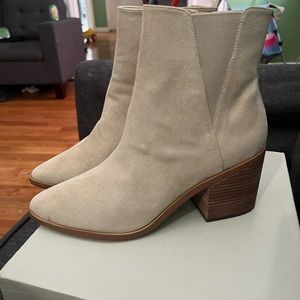 Ladies boots size 10 , brand new never wore , fast shipping